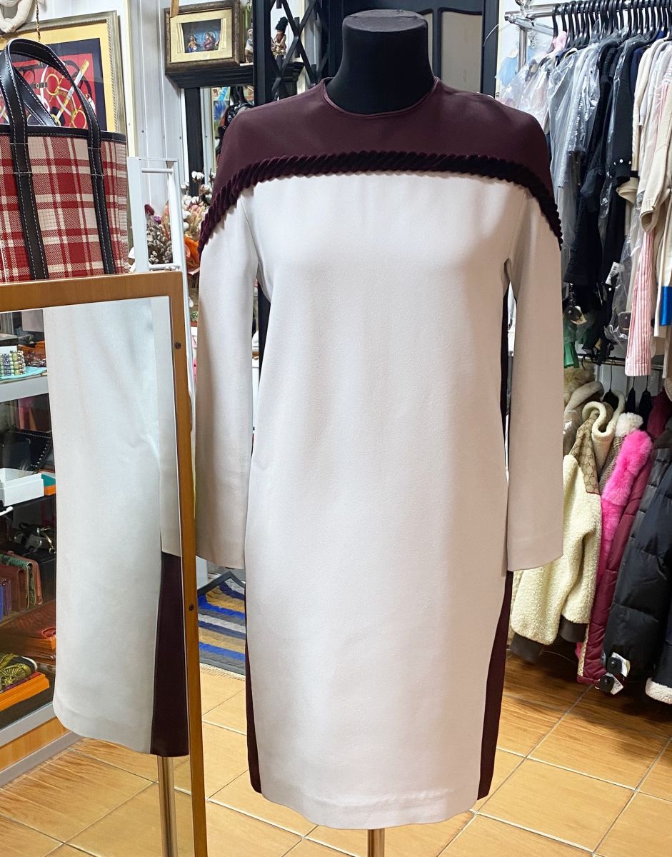 Платье Fendi размер 40 цена 30 770 руб
/с биркой/ 
