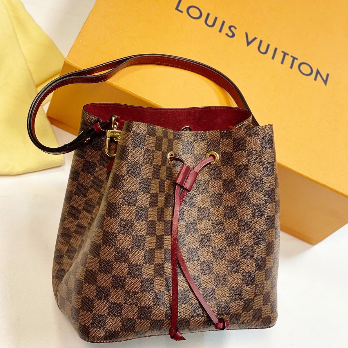 Louis Vuitton 25 27 107 693