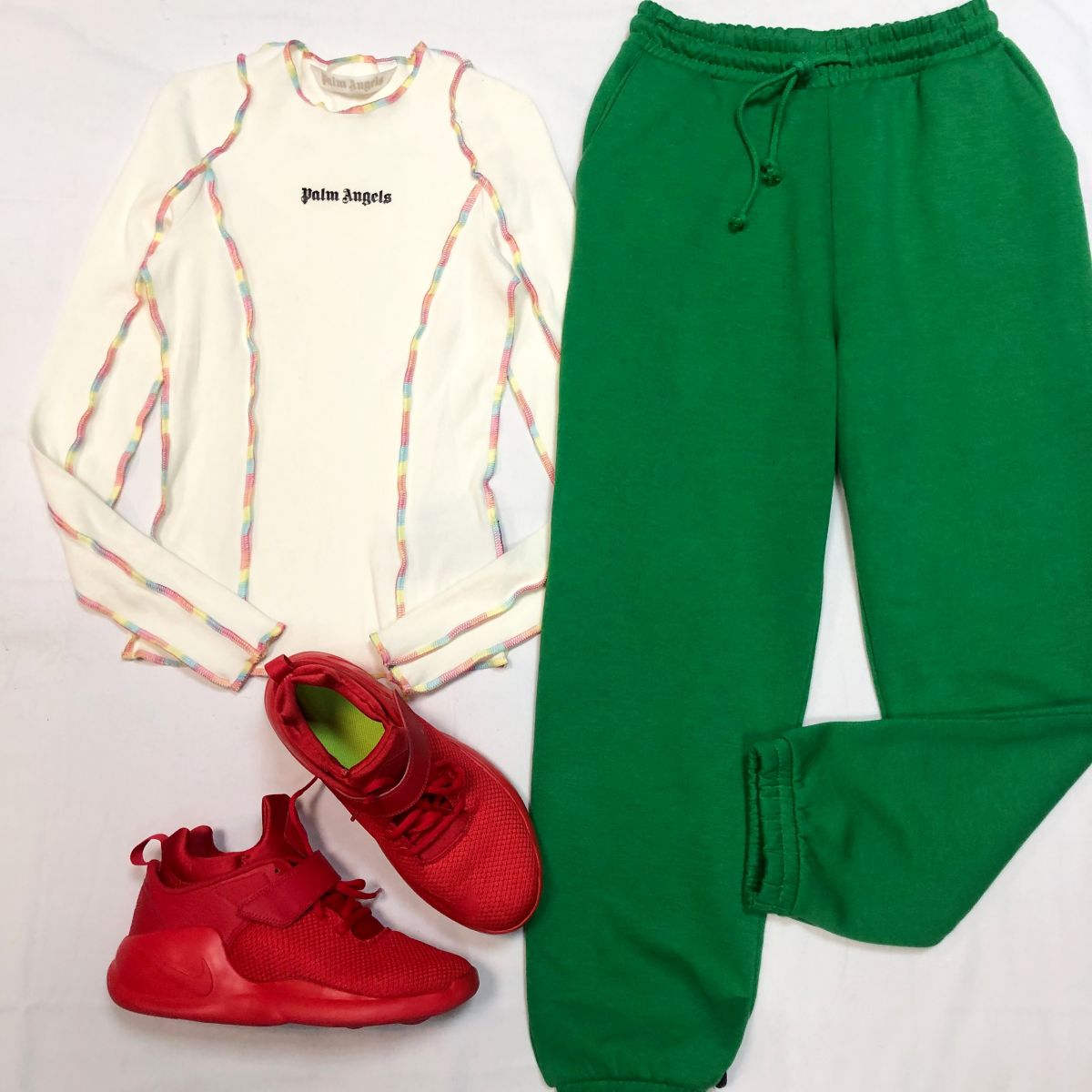 Кофта PALM ANGELS размер S цена 13 847 руб 
Брюки размер M цена 1 539 руб 
Кеды NIKE размер 40 цена 9 231 руб