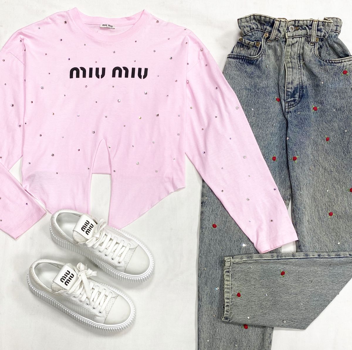 Кофта Miu Miu размер 42 цена 23 483 руб
Джинсы Miu Miu размер 25 цена 31 310 руб
Кроссовки Miu Miu размер 37.5 цена 23 483 руб