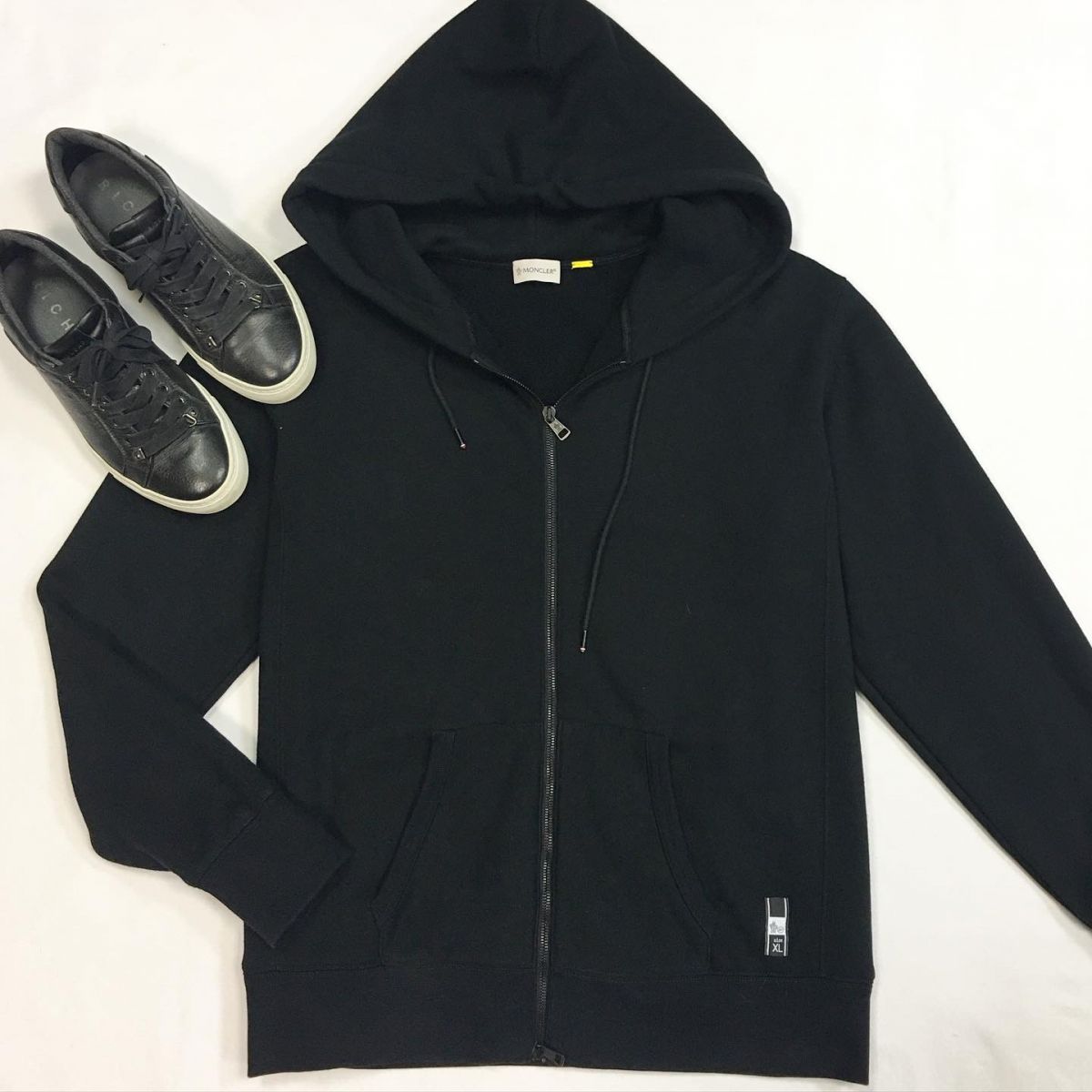 #mechtamen Толстовка Moncler  размер XL цена 15 385 руб Кеды Richmond  размер 41 цена 7 693 руб