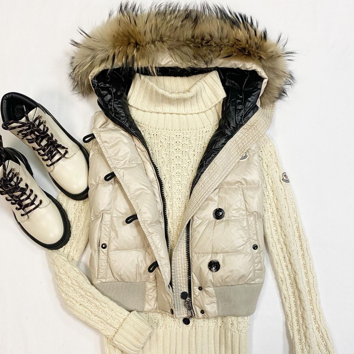 Двойка Жилет + Свитер Moncler размер 2 цена 30 770 рубБотинки Bally размер 39 цена 23 078 руб