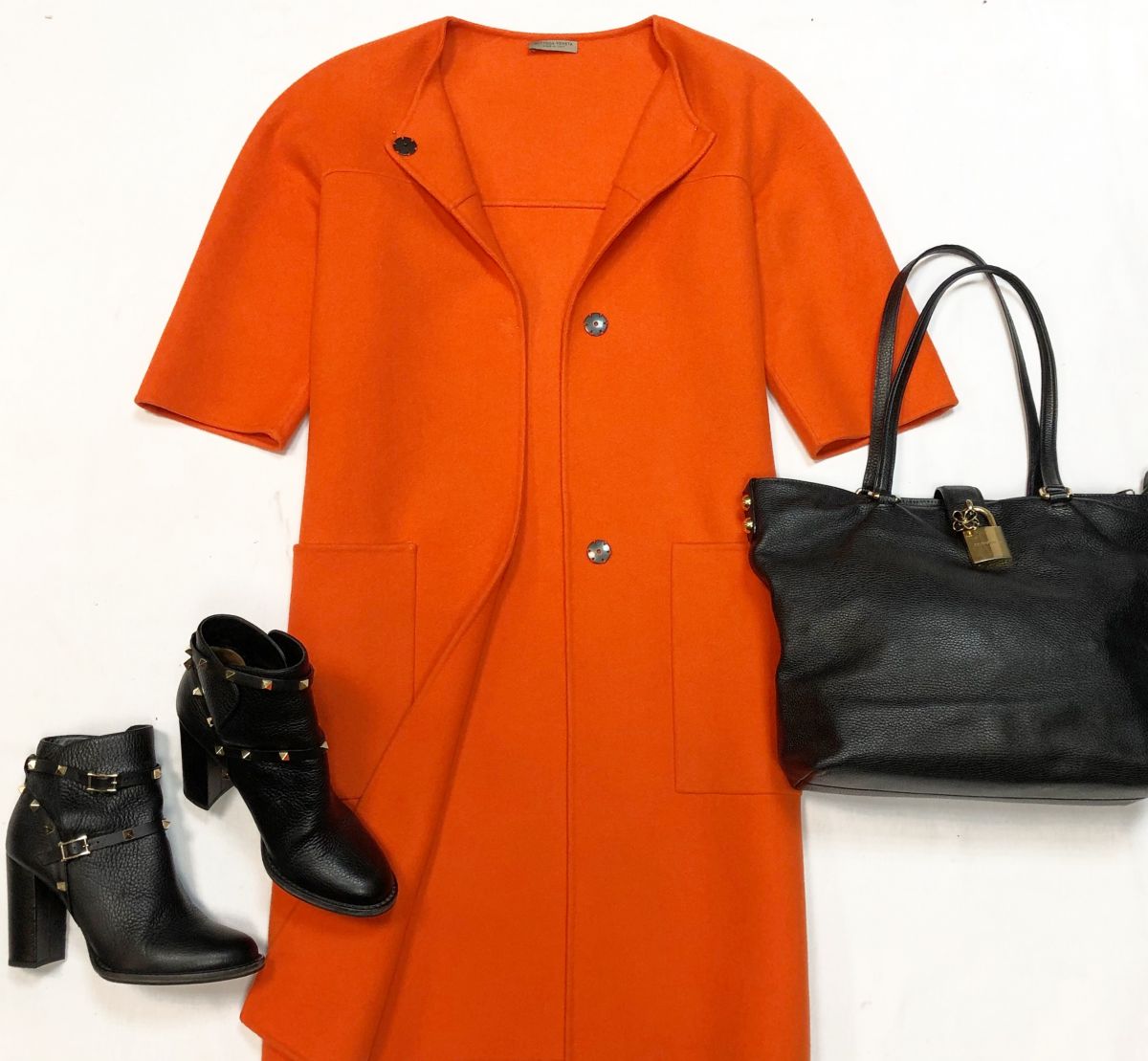 Пальто/кашемир/ BOTTEGA VENETA размер 40 цена 30 770 руб
Ботинки Valentino размер 39.5 цена 23 078 руб
Сумка Dolce Gabbana