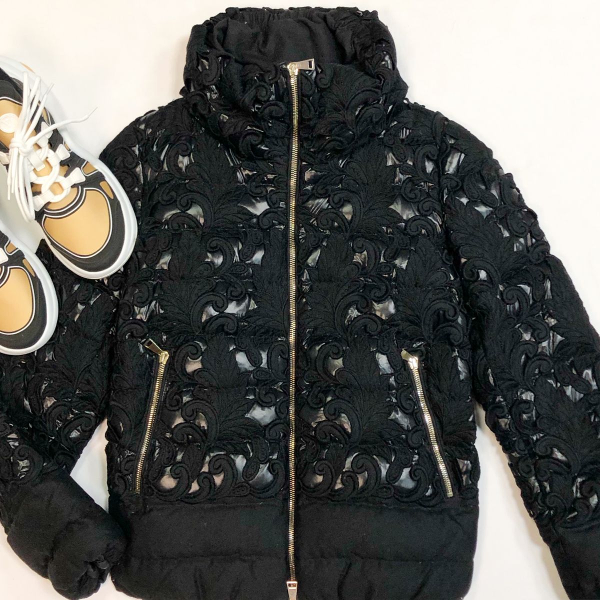 Куртка Moncler размер 1 цена 12 308 рубКроссовки Louis Vuitton размер 40 цена 30 770 руб