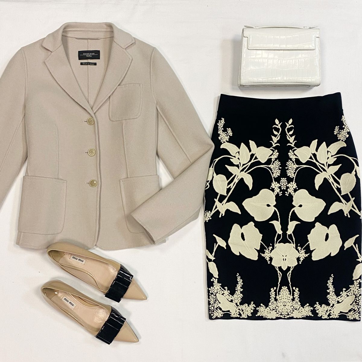 Жакет MAXMARA  размер 38 цена 9 231 рубЮбка ALEXANDER MCQUEEN  размер M цена 6 154 рубБалетки MIU MIU размер 39 цена 15 385 рубСумка GIOSA 