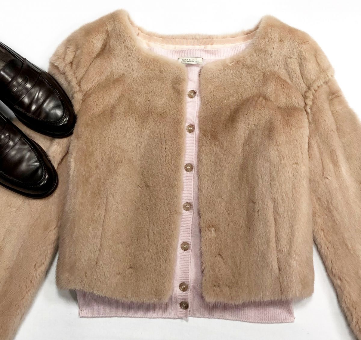 Шубка / мех норки/ + Жилет/ кашемир/ Nina RICCI размер 38 цена 46 965 руб
Лоферы Santoni размер 39 цена 31 310 руб