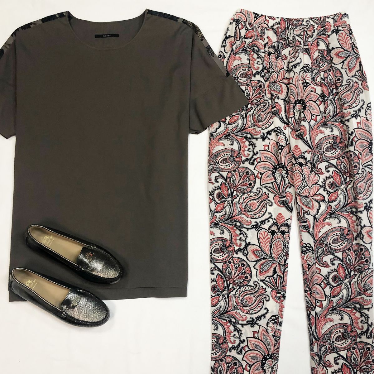 Блузка Gucci размер 52 цена 12 308 рубБрюки Stella McCartney размер 40 цена 6 154 рубМокасины La Martina размер 38 цена 7 693 руб