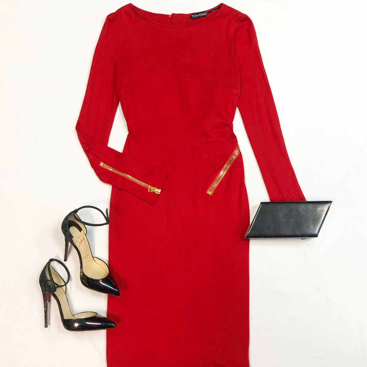 Платье Tom Ford размер 42 цена 23 078 рубТуфли Louboutin размер 37 цена 18 462 рубКлатч Saint Laurent