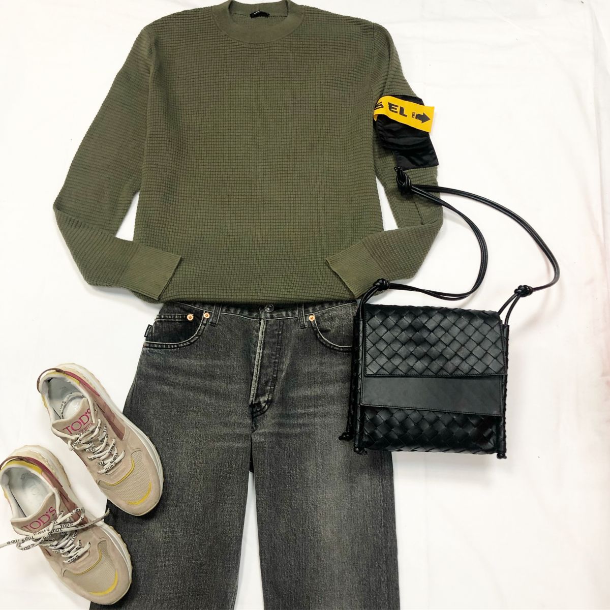 Кофта Diesel размер М цена 4 616 руб. джинсы Balenciaga размер 30 цена 23 078 руб Кроссовки Tod’S размер 37 цена 20 001 руб Сумка Bottega Veneta