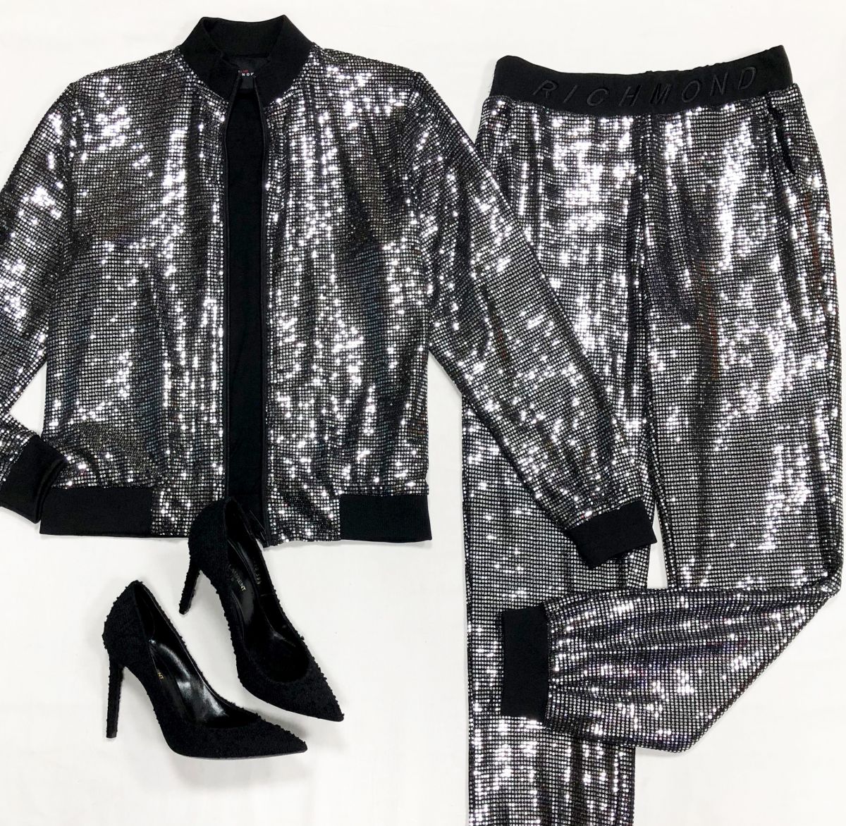 Костюм Richmond размер S цена 15 655 рубТуфли Saint Laurent размер 39.5 цена 23 463 руб