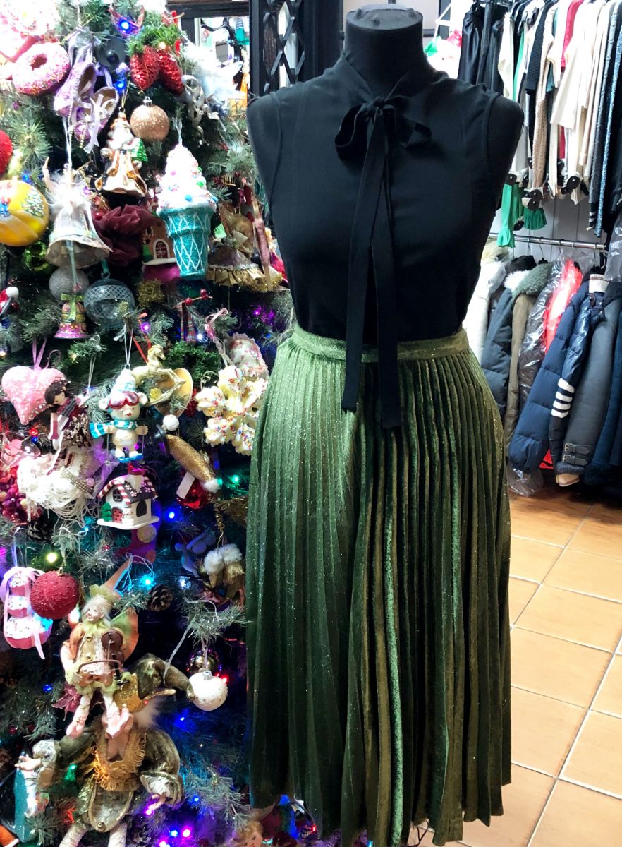 Топ Christian Dior размер 38 цена 15 655 руб 
Юбка Whistle размер 40 цена 7 828 руб

