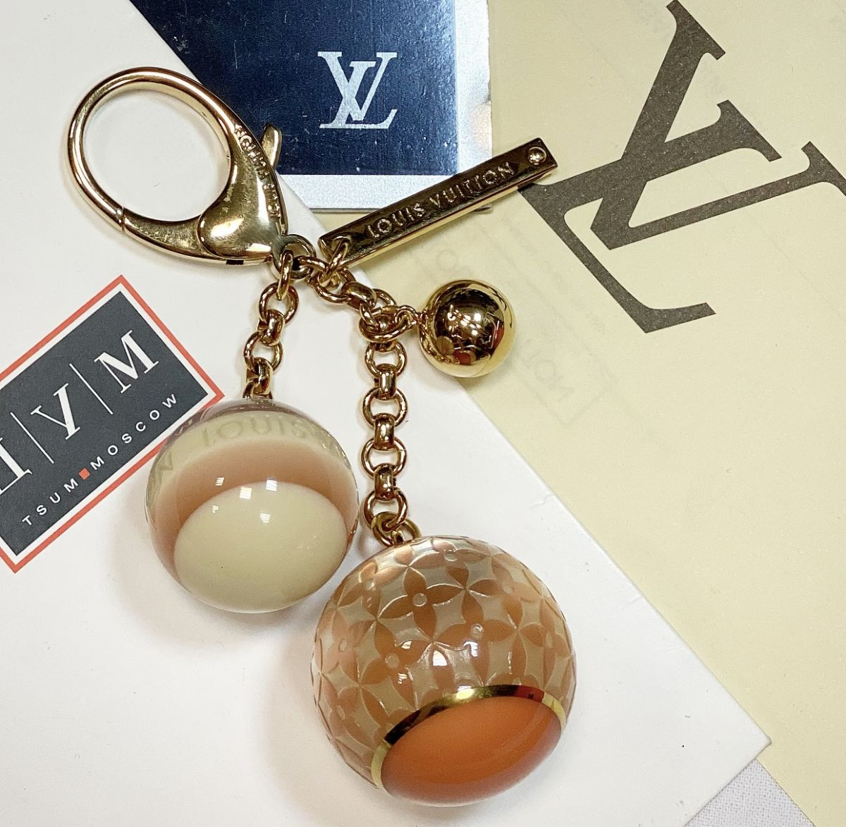Брелок Louis Vuitton цена 15 385 руб 