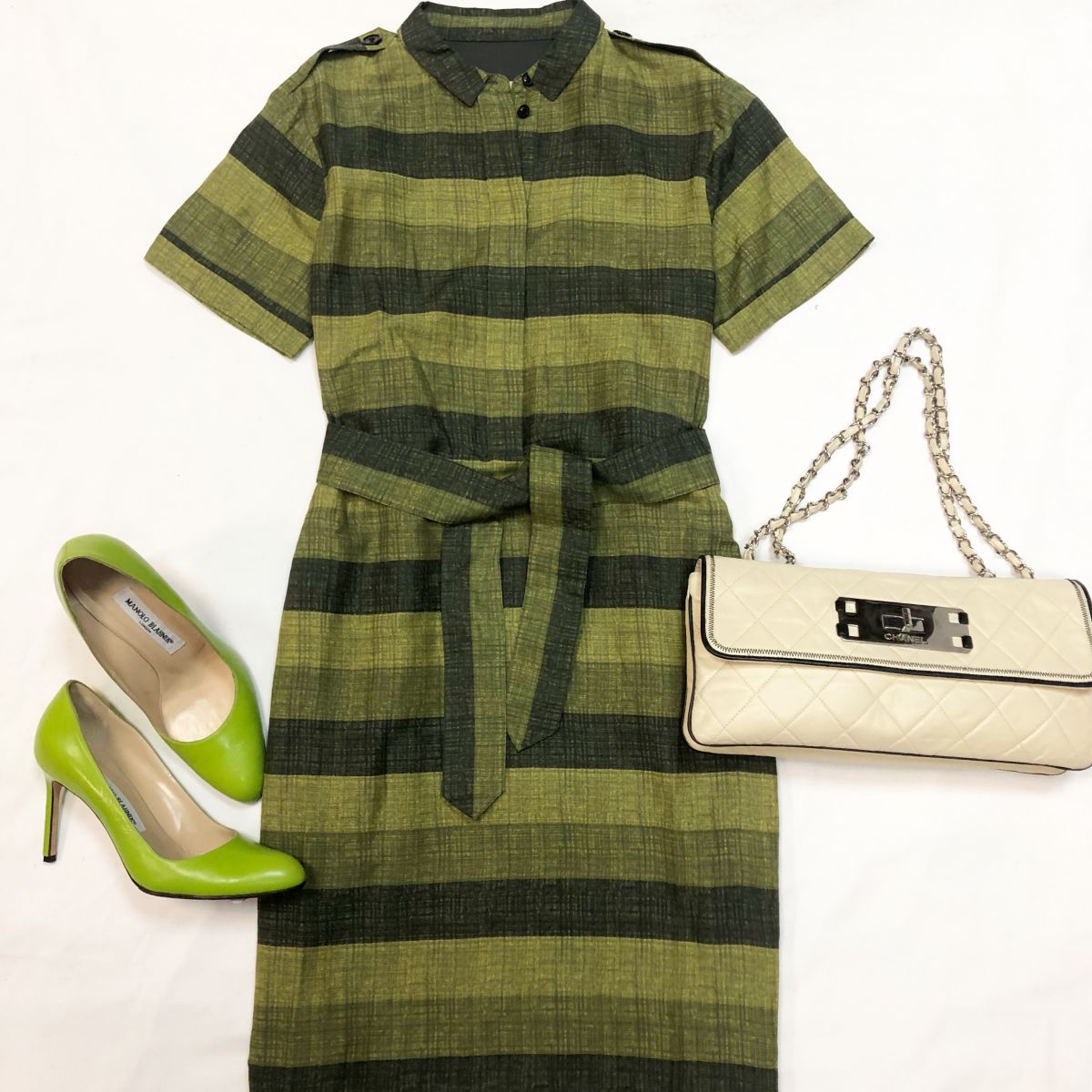 Платье Burberry размер 34/38 цена 10 770 руб 

Туфли Manolo Blahnik размер
38 цена 9 231 руб 
Сумка Chanel