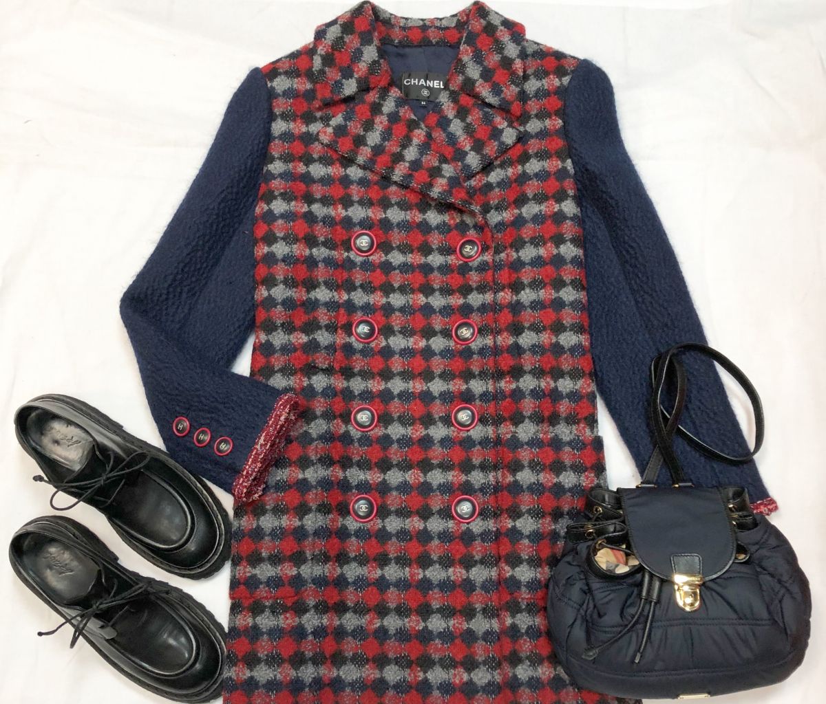 Пальто /твид/ Chanel размер 34 цена 253 853 руб 
Рюкзачок BURBERRY