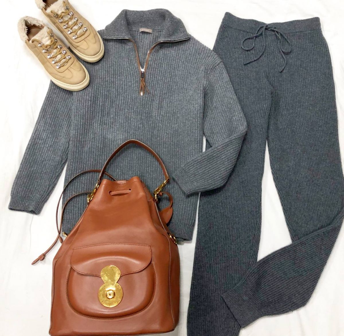 
Кофта 12STOREEZ размер S цена 7 828 руб 
Брюки 12STOREEZ размер S цена 7 828 руб 
Кеды HOGAN размер 9.5 цена 4 967 руб 
Рюкзак RALPH LAUREN