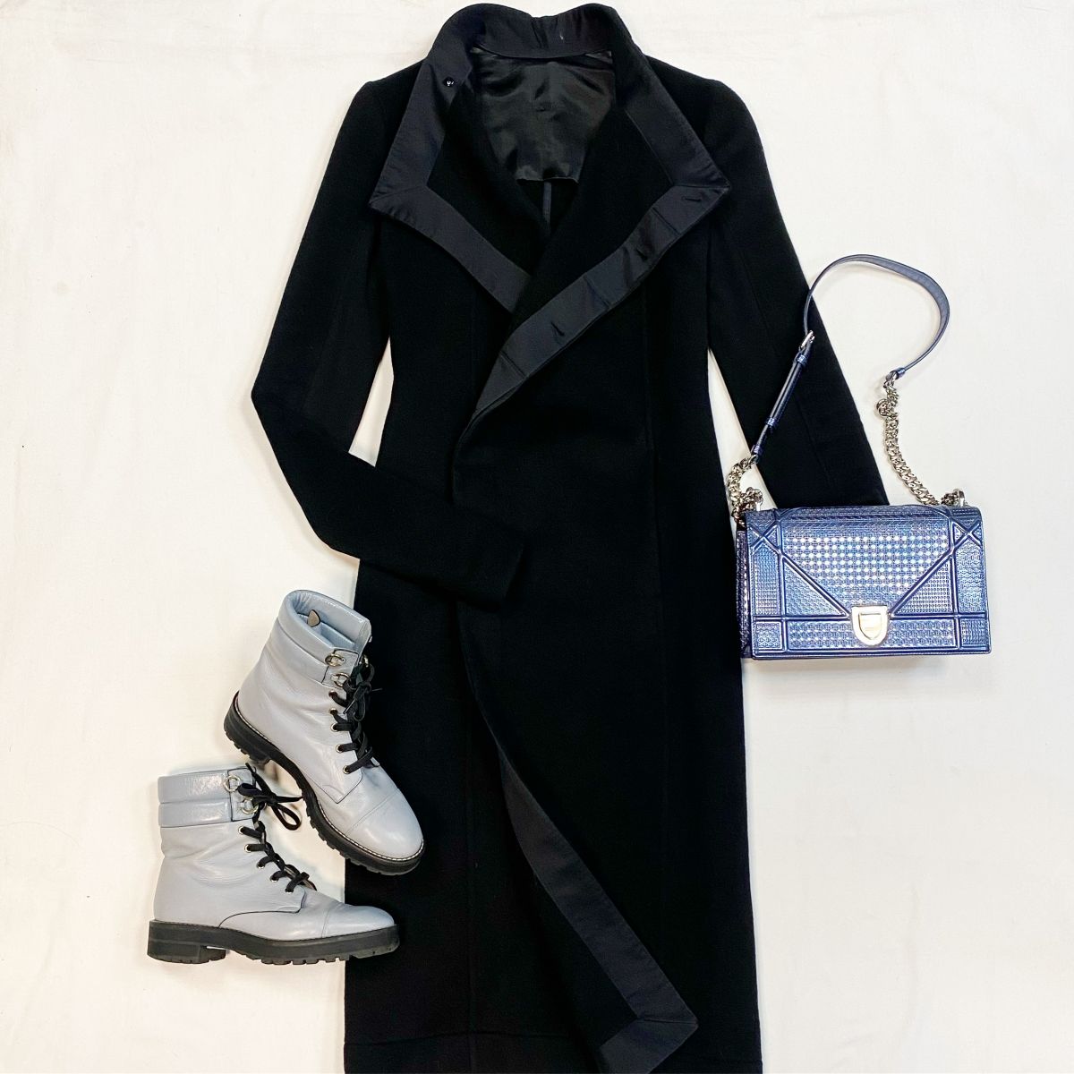 Пальто Rick Owens размер 42 цена 30 770 рубБотинки Stuart Weitzman размер 37 цена 15 385 рубСумка Dior