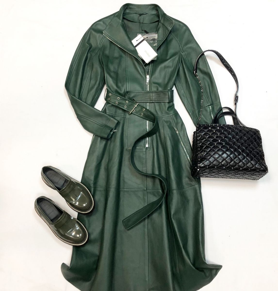 Плащ /кожа/ Sportmax размер 40 цена 53 848 руб
Лоферы Brunello Cucinelli размер 36 цена 23 078 руб
Сумка Valentino