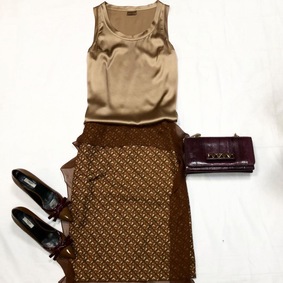 Топ /шёлк/ Brunello Cuccinelli размер S цена 15 385 
Юбка /шёлк/ Burberry цена 36/40 цена 23 078 руб 
Туфли Prada размер 37 цена 15 385 руб 
Сумочка Valentino