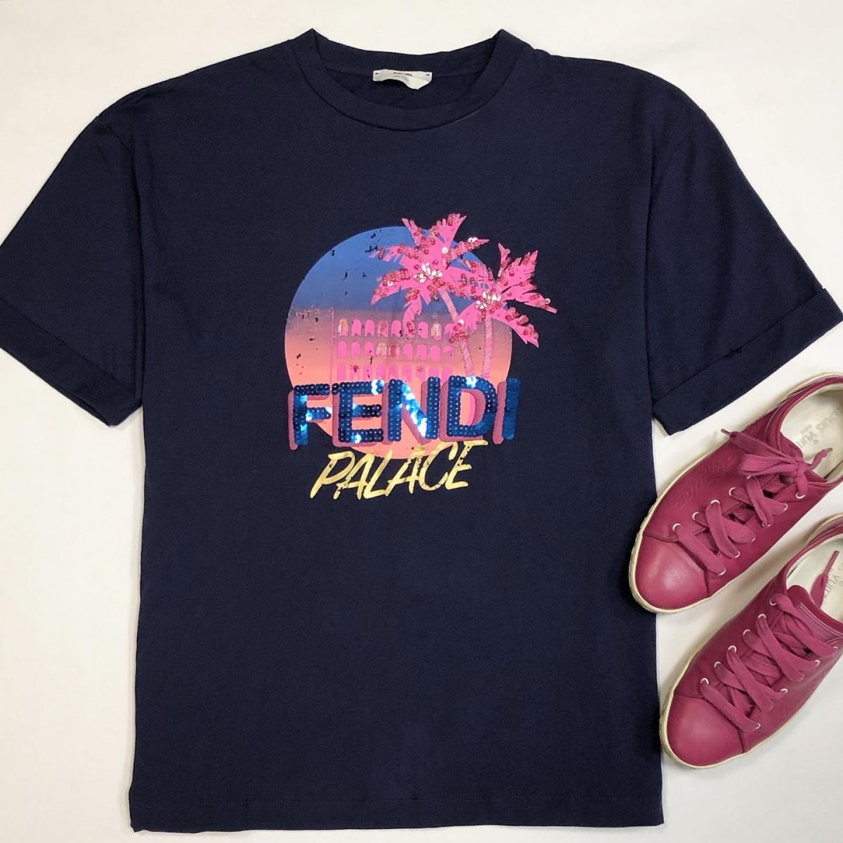 Футболка/пайетки/ камни/ Fendi размер M цена 15 385 рубКеды Louis Vuitton размер 36 цена 4 616 руб