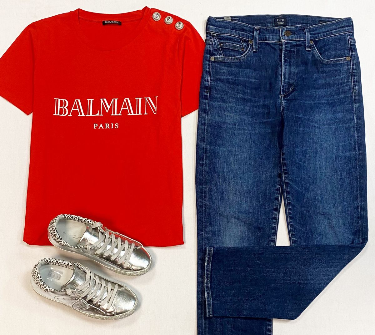 Футболка Balmain размер 36 цена 7 693 руб
Джинсы Citizens Of Humanity размер 26 цена 4 616 руб
Кеды Philippe Model размер 36 цена 9 231 руб 