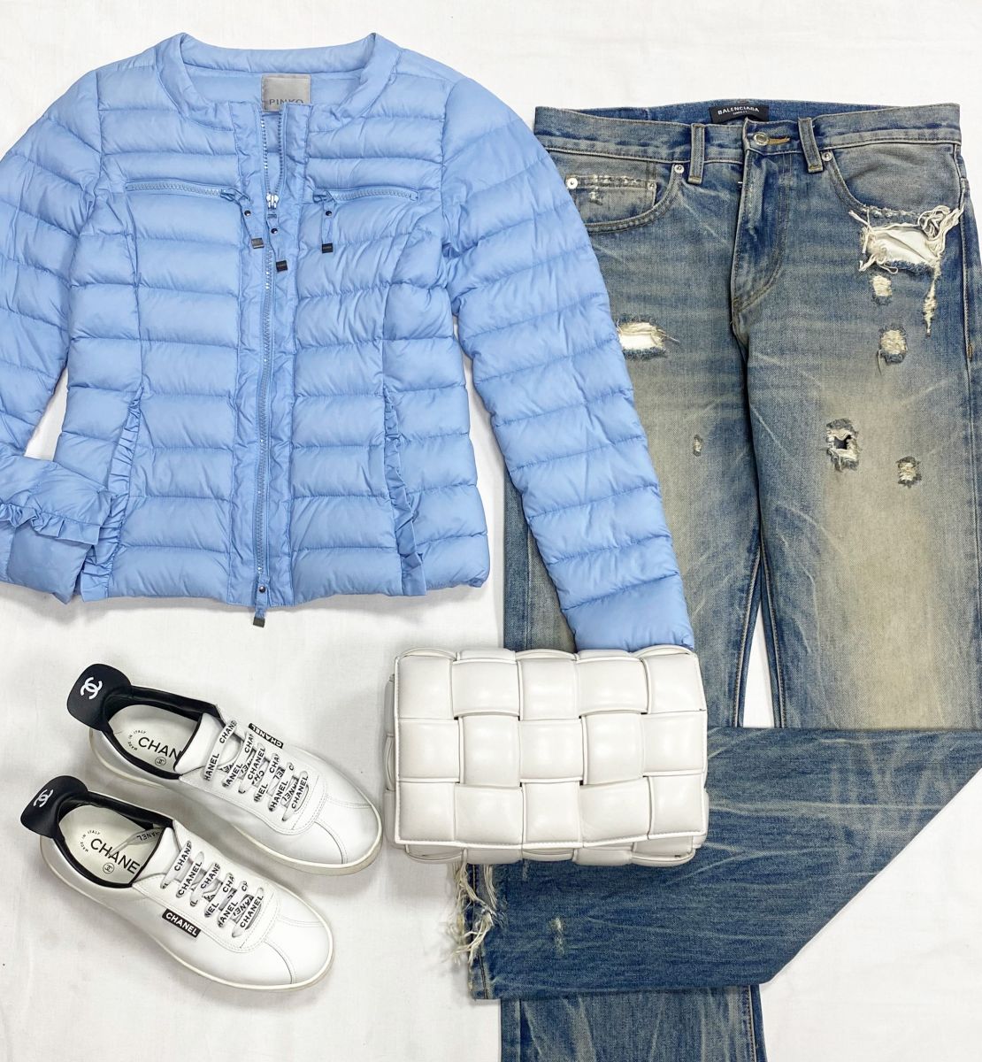 Джинсы Balmain размер S цена 23 483 руб
Куртка Pinko размер 40 цена 10 959 руб
Кеды Chanel размер 39 цена 78 275 руб
Сумка Bottega Veneta 