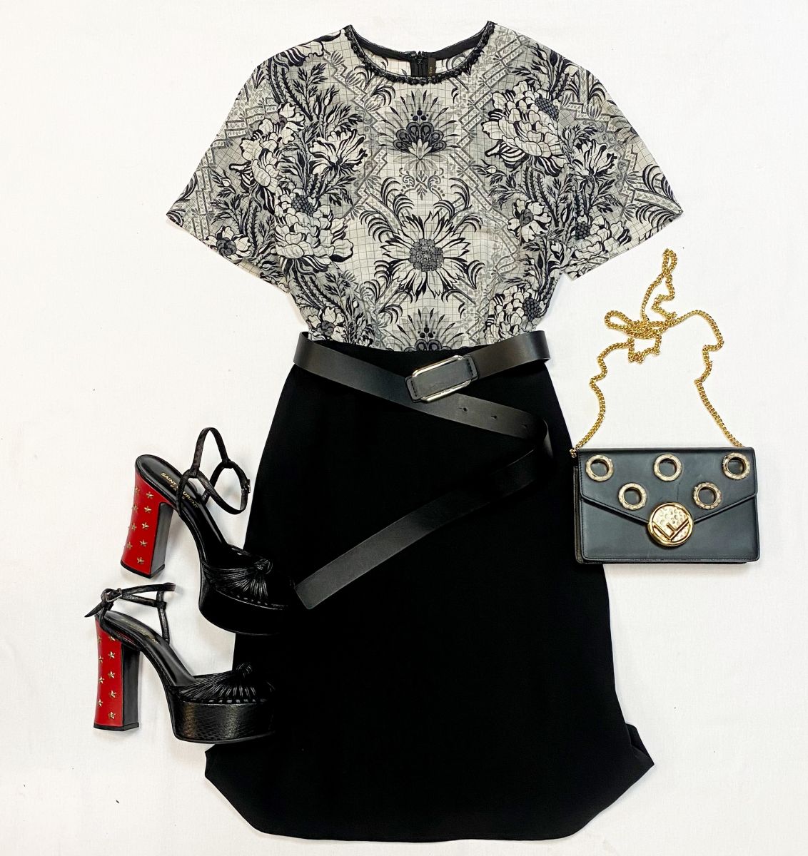 Платье +Ремень Louis Vuitton размер 40 цена 26 155 руб
Босоножки Saint Laurent размер 39.5 цена 23 078 руб
Сумка Fendi 