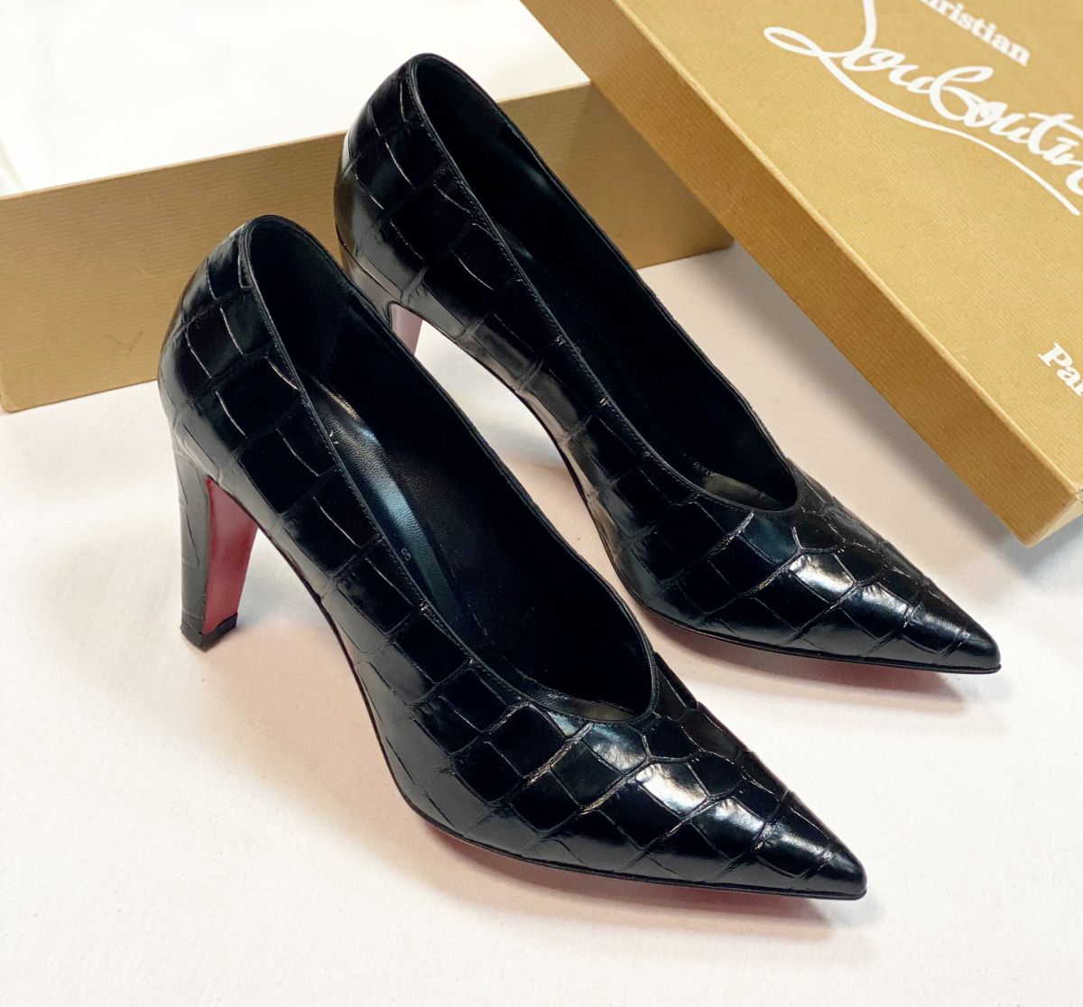 Туфли Louboutin размер 38.5 цена 30 770 руб 
