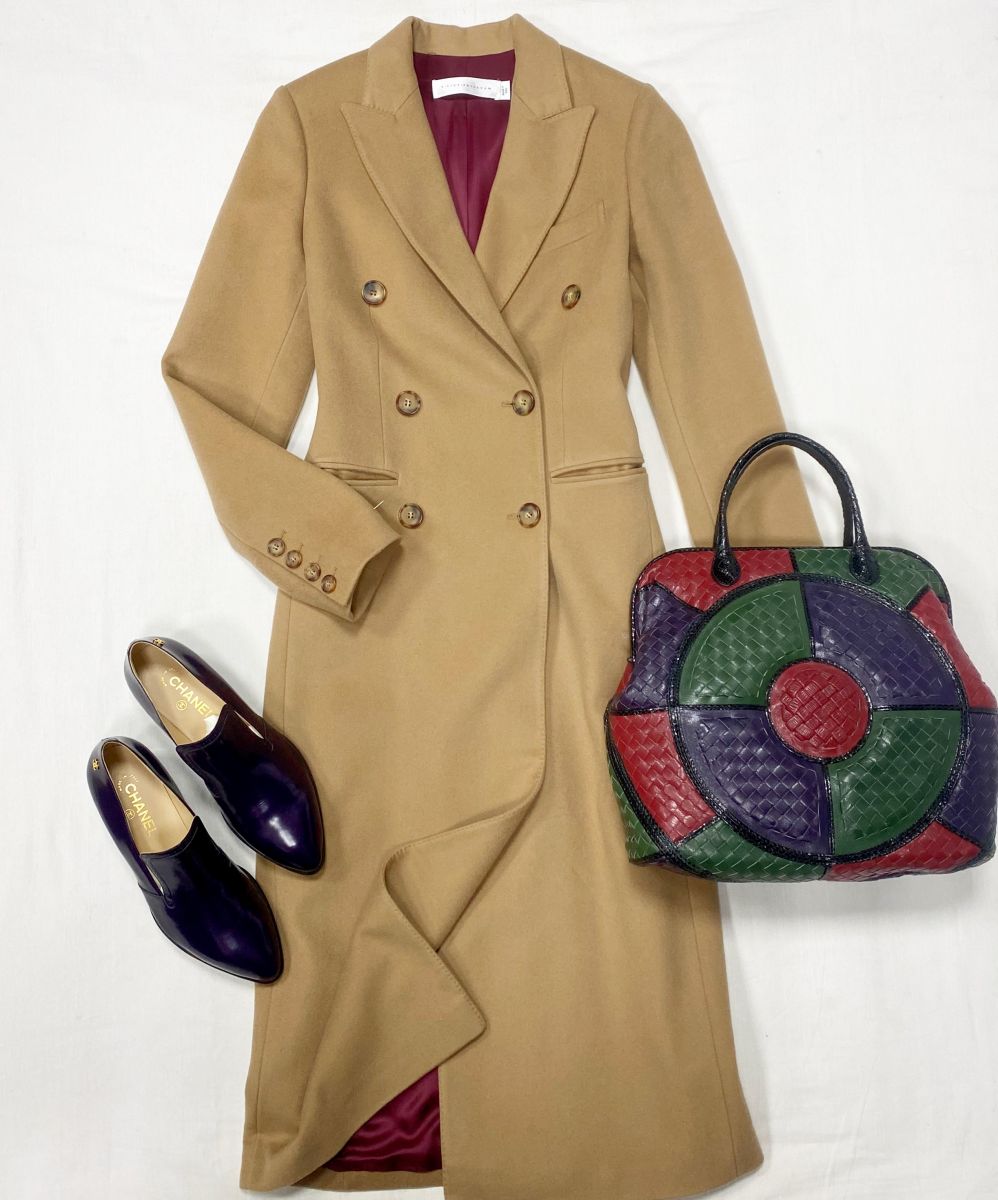 Пальто Victoria Beckham размер 42 цена 39 138 руб 
Лоферы Chanel размер 41 цена 46 965 руб / новые / 
Сумка Bottega Veneta