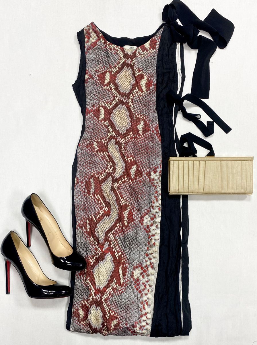 Платье Prada размер 40 цена 15 655 руб
Туфли Louboutin размер 40.5 цена 15 655 руб
Клатч Louboutin 
