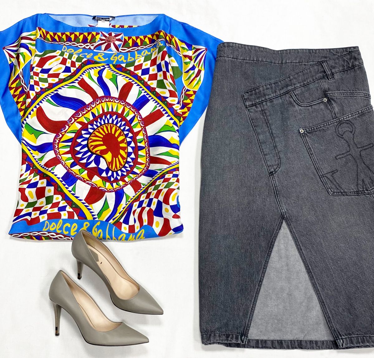 Топ Dolce Gabbana размер 40 цена 15 655 руб
Юбка J Wanderson размер 40 цена 23 483 руб
Туфли Fendi размер 40 цена 23 483 руб