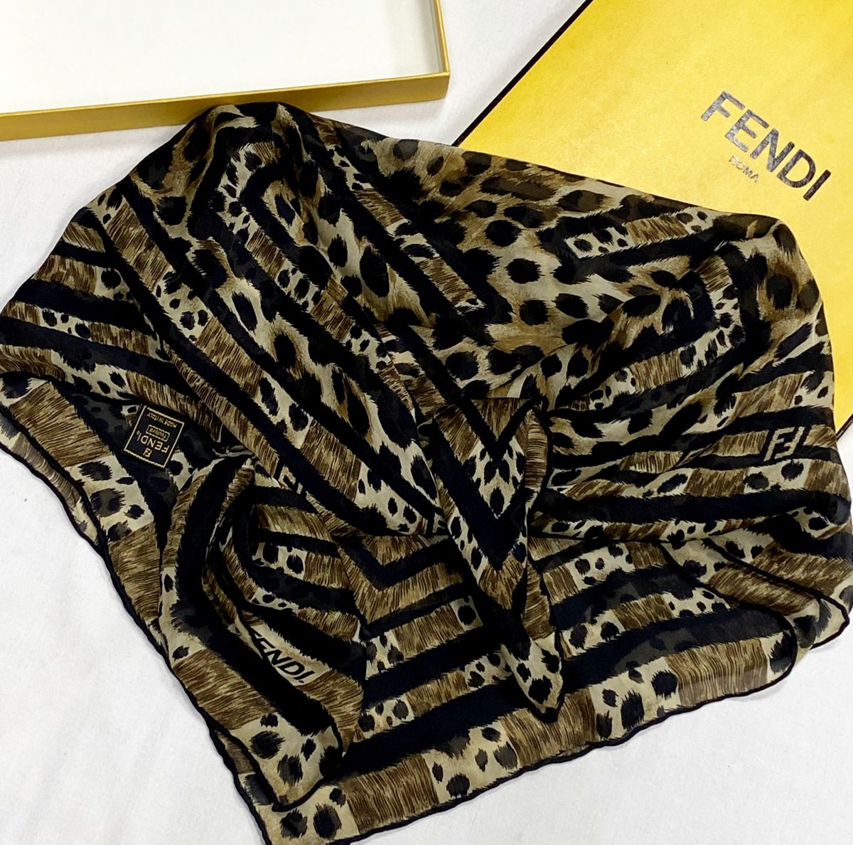 Платок Fendi размер 70/70 цена 7 828 руб