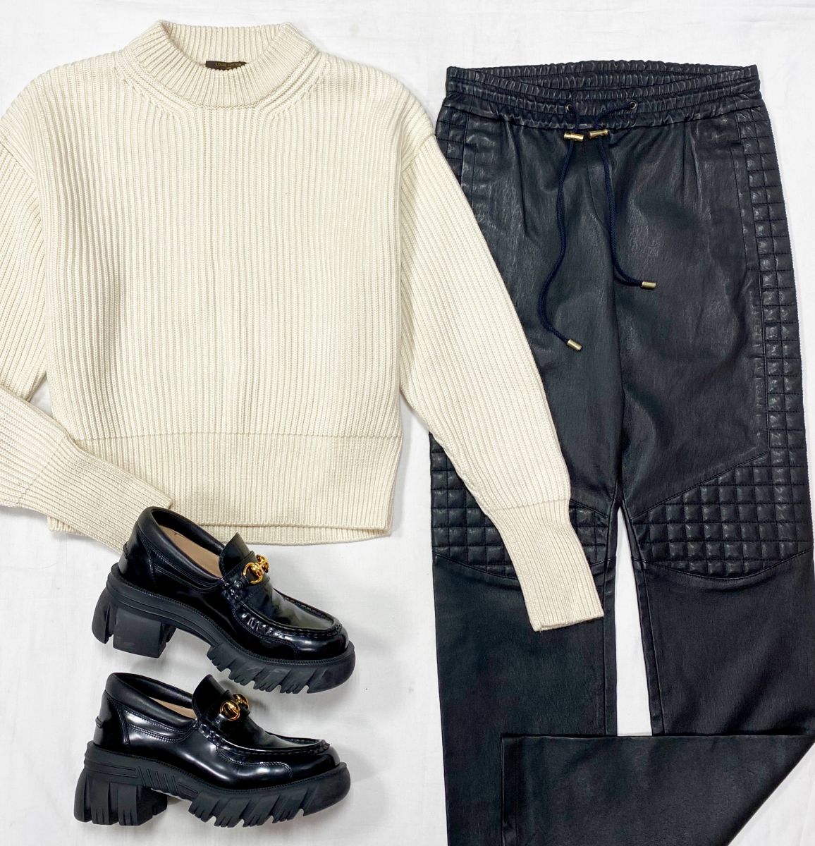 Свитер Louis Vuitton размер XS цена 18 786 руб 
Брюки / кожа / Balmain размер 36 цена 23 483 руб 
Лоферы Gucci размер 36.5 цена 46 965 руб