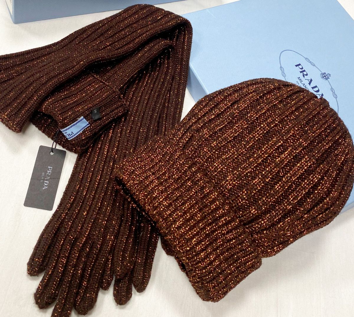 Шапка + перчатки Prada размер S цена 15 655 руб