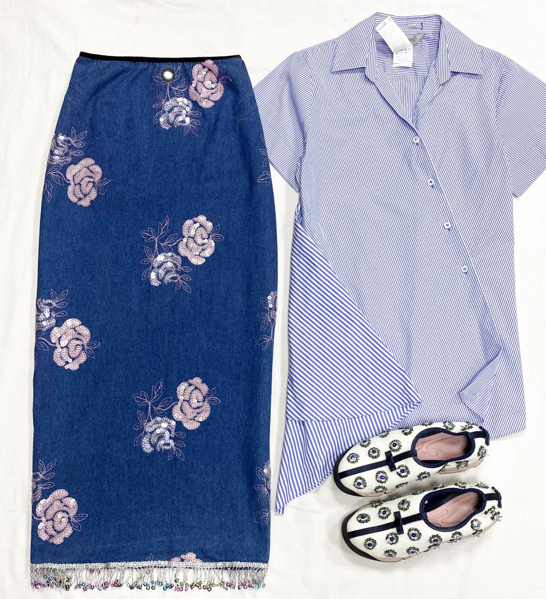 Блузка Sportmax размер 38 цена 6 262 руб
Юбка /пайетки/ вышивка/ Voyage размер M цена 12 524 руб
Кроссовки Christian Dior размер 37 цена 7 828 руб