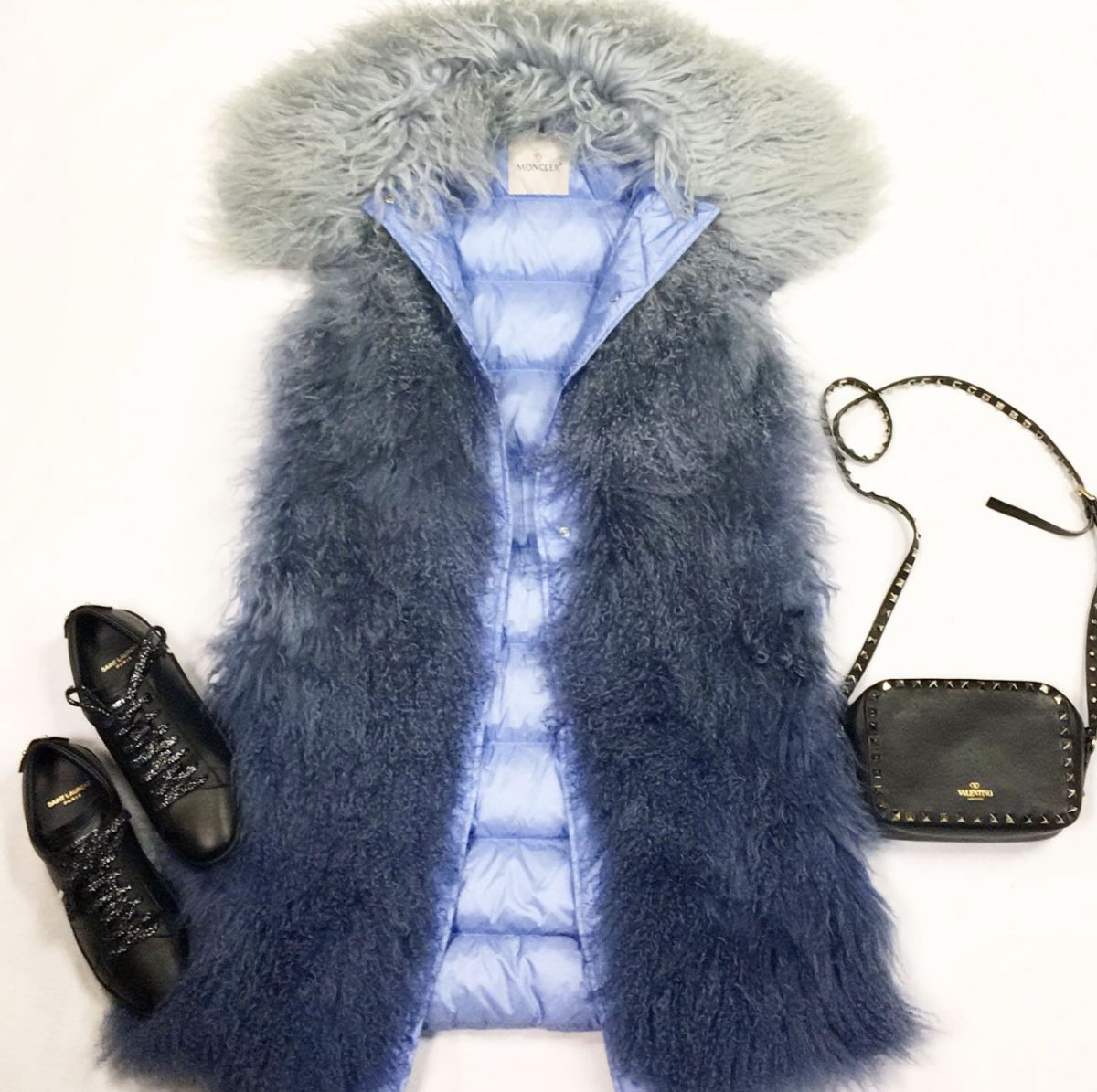 Жилет/лама/ MONCLER  размер 1 цена 23 078 рубКеды SAINTLAURENT  размер 37.5 цена 23 078 рубСумка VALENTINO 