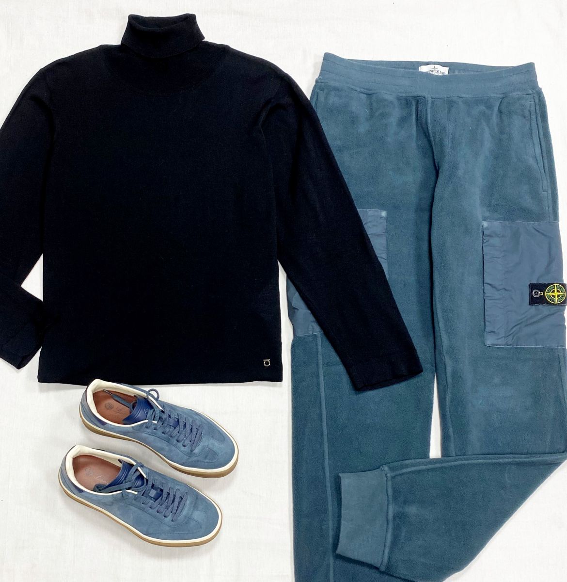 Брюки Stone Island размер S цена 10 959 рубВодолазка Salvatore Ferragamo размер XL цена 10 959 рубКеды Loro Piana размер 36.5 цена 70 448 руб