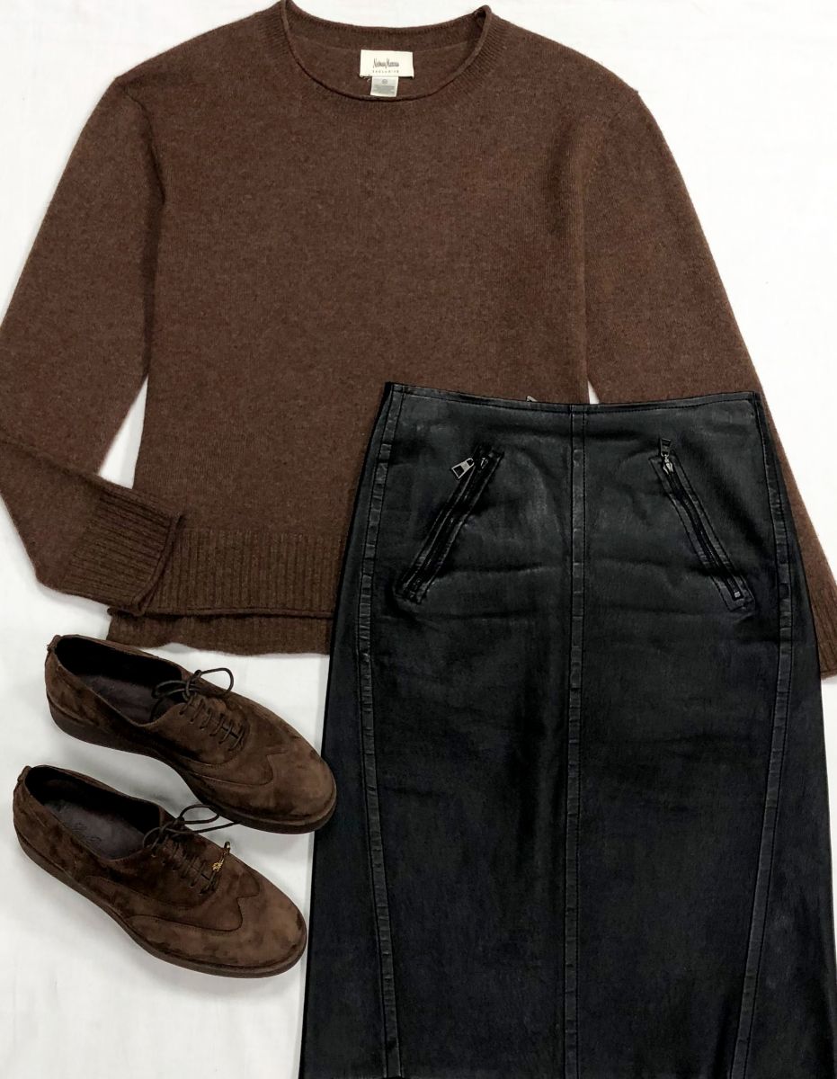 Юбка/ кожа/ Louis Vuitton размер 38 цена 15 655 руб
Кофта Naiman Marcus размер M цена 9 393 руб
Ботинки LORO PIANA размер 37 цена 36 007 руб