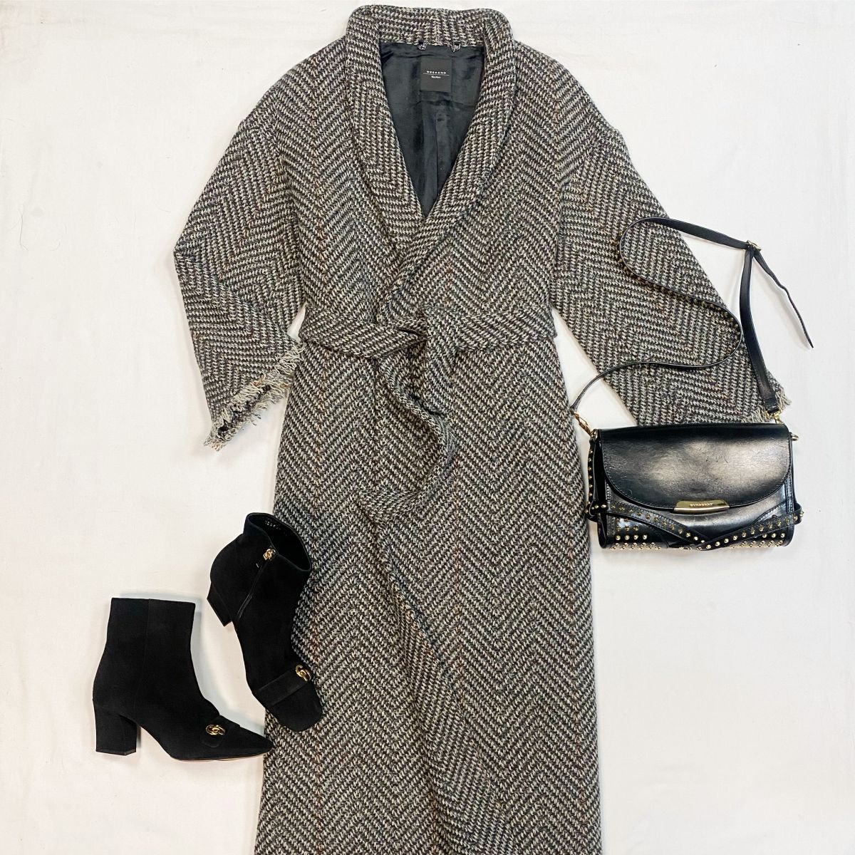 Пальто Weekend размер 42 цена 30 770 рубБотинки Dior размер 39 цена 23 078 рубСумка Burberry