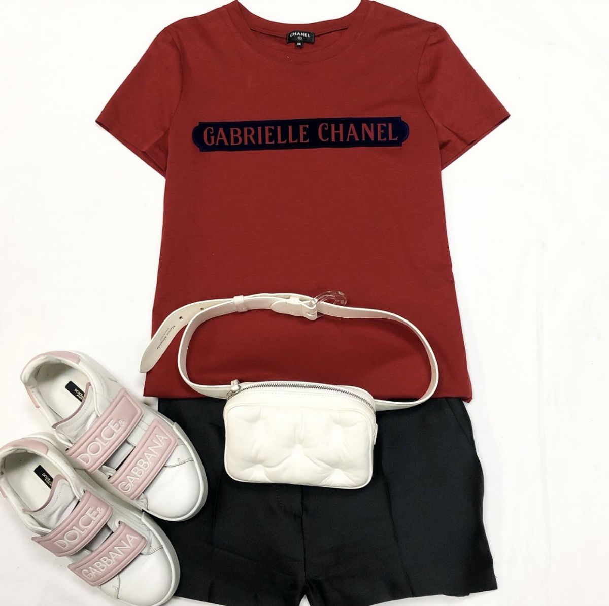 Футболка Chanel размер 38 цена 18 462 руб Шорты Prada размер 40 цена 7 693 руб Кроссовки Dolce Gabbana размер 39 цена 15 385 руб Сумочка Margiela