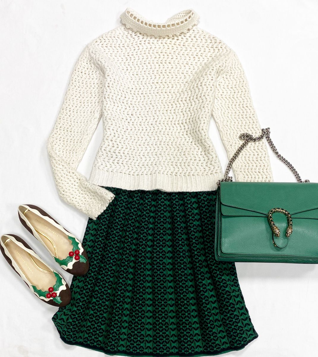 Кофта Christian Dior размер 38 цена 7 693 руб
Юбка Alaia размер 38 цена 12 308 руб
Балетки Charlotte Olympia размер 38 цена 10 770 руб
Сумка Gucci