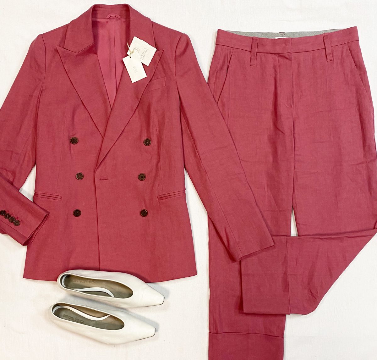 Костюм Brunello Cuccinelli размер 42 цена 107 695 руб/с биркой/ 
Балетки Bottega Veneta размер 37.5 цена 23 078 руб 
