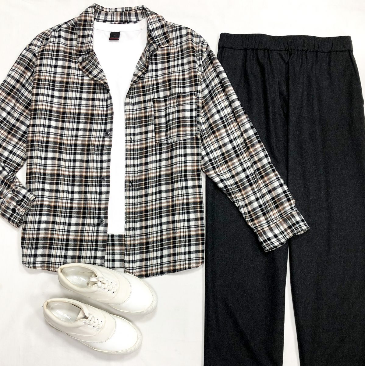 Брюки размер 42 цена 31 310 руб
Рубашка размер L цена 4 697 руб
Кеды Miu Miu размер 38 цена 23 483 руб