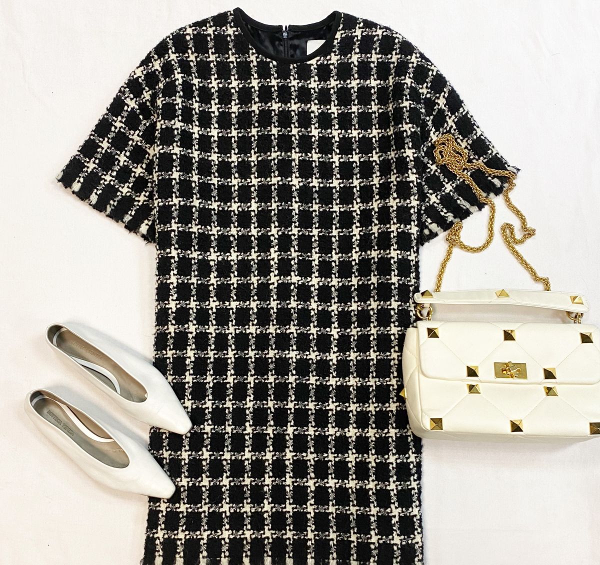 Платье Valentino размер 42 цена 46 155 руб
Балетки Balenciaga размер 37.5 цена 23 078 руб
Сумка Valentino 
