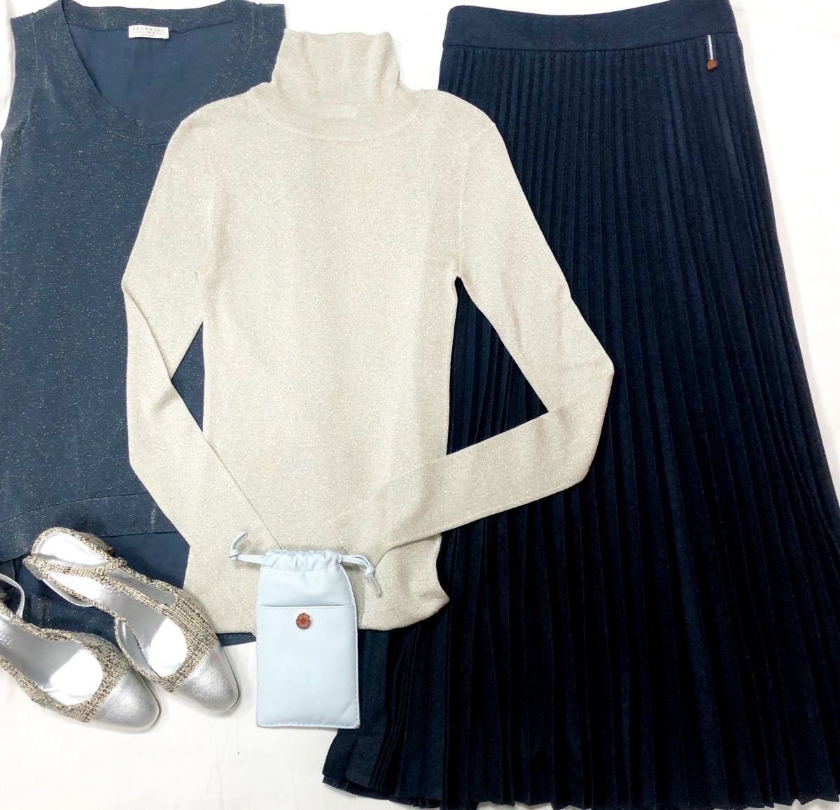 размер S цена 20 352 руб / 23 483 руб 
Юбка LORENA ANTONIAZZI размер S цена 46 965 руб
Чехол HERMÈS