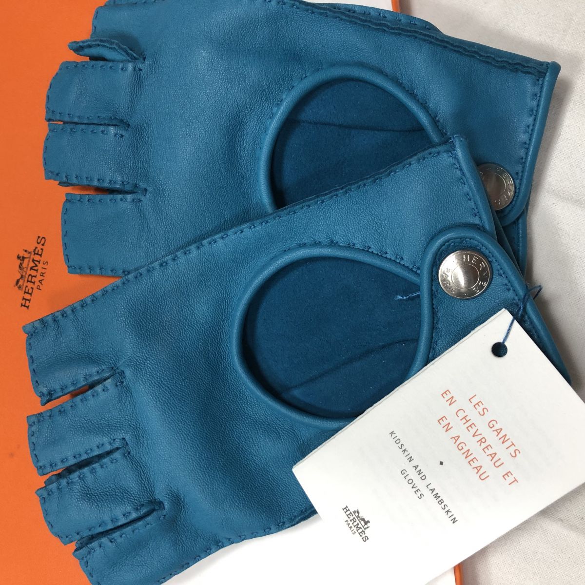 #Mechtamen 
Митенки Hermès цена 39 138 руб /новые с ценником/