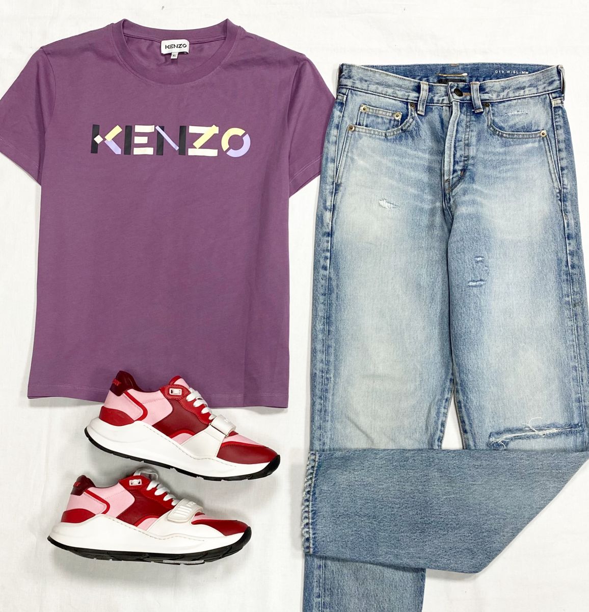 Футболка Kenzo размер XL цена 4 697 руб
Джинсы Saint Laurent размер 26 цена 31 310
Руб
Кроссовки Burberry размер 40.5 цена 31 310 руб