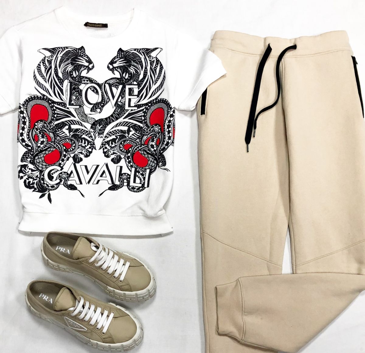 Толстовка Roberto Cavalli размер 40 цена 6 262 руб
Брюки Hollister размер XL цена 6 262 руб
Кеды Prada размер 40 цена 39 138 руб