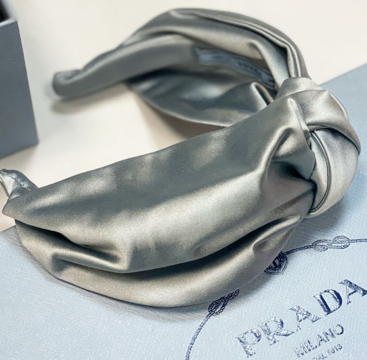 Ободок Prada цена 7 693 руб 