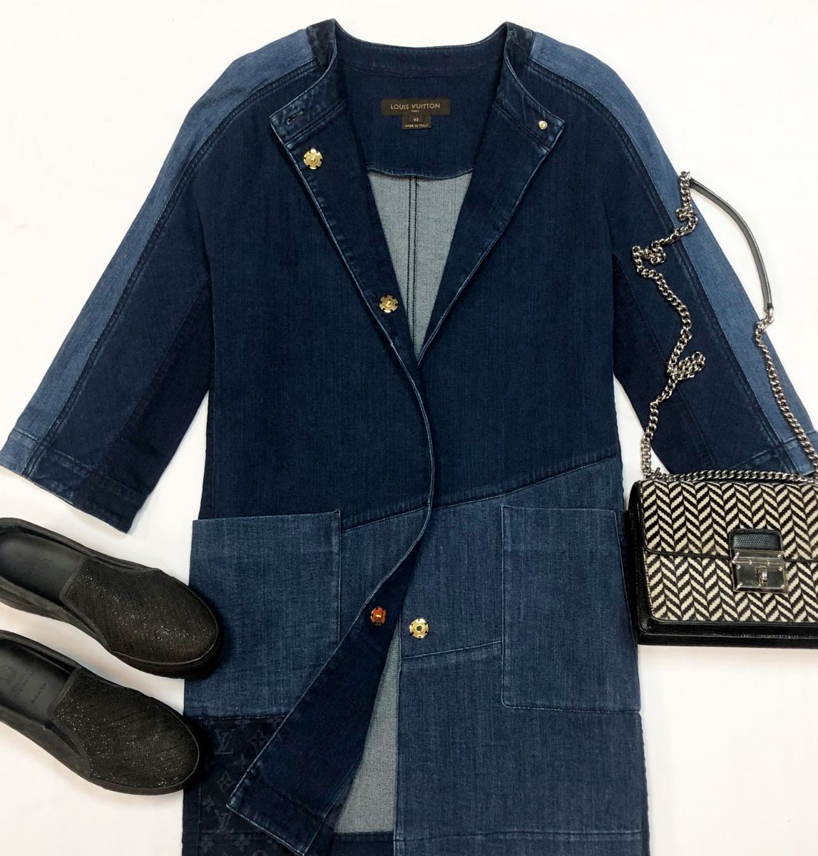 Плащ Louis Vuitton размер 42 цена 30 770 руб
Слипоны Brunello Cucinelli размер 37 цена 23 078 руб
Сумка Dolce Gabbana
