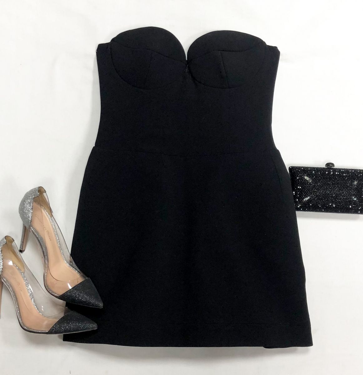 Платье Magda Butrym размер 38 цена 31 310 руб
Туфли Gianvito Rossi размер 38 цена 10 959 руб
Клатч /камни/